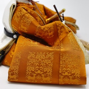 宮中祭儀を通じて最も高貴とされる黄櫨染の衣裳。地模様に「桐」・「竹」・「鳳凰」・「麒麟」が織り込まれています。