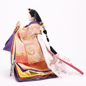 姫の着物には、伝統的な柄の「獅子狩文」や古来より縁起が良いとされる五色を重ねに用いています。